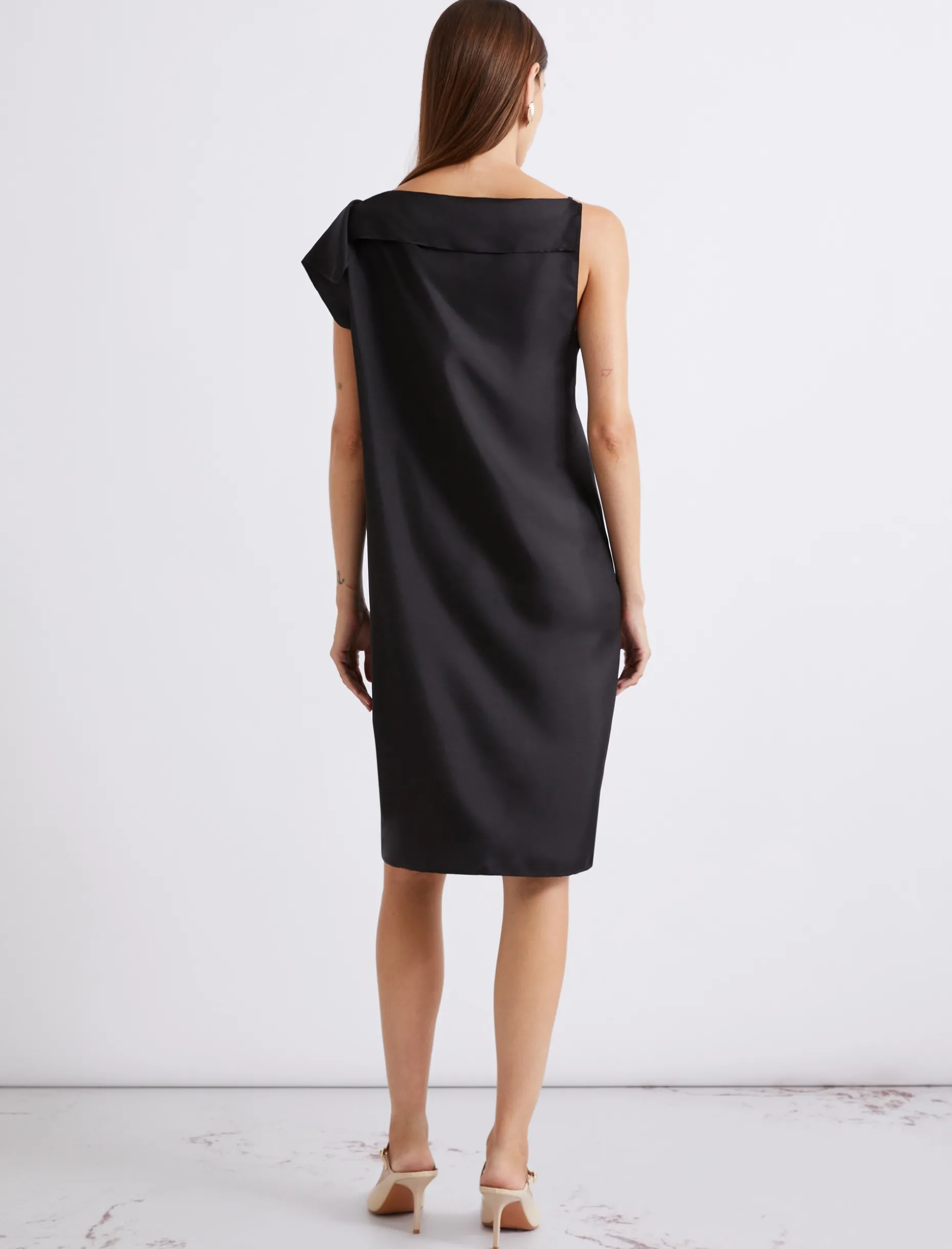 Abito in twill di seta con scollo asimmetrico - NERO