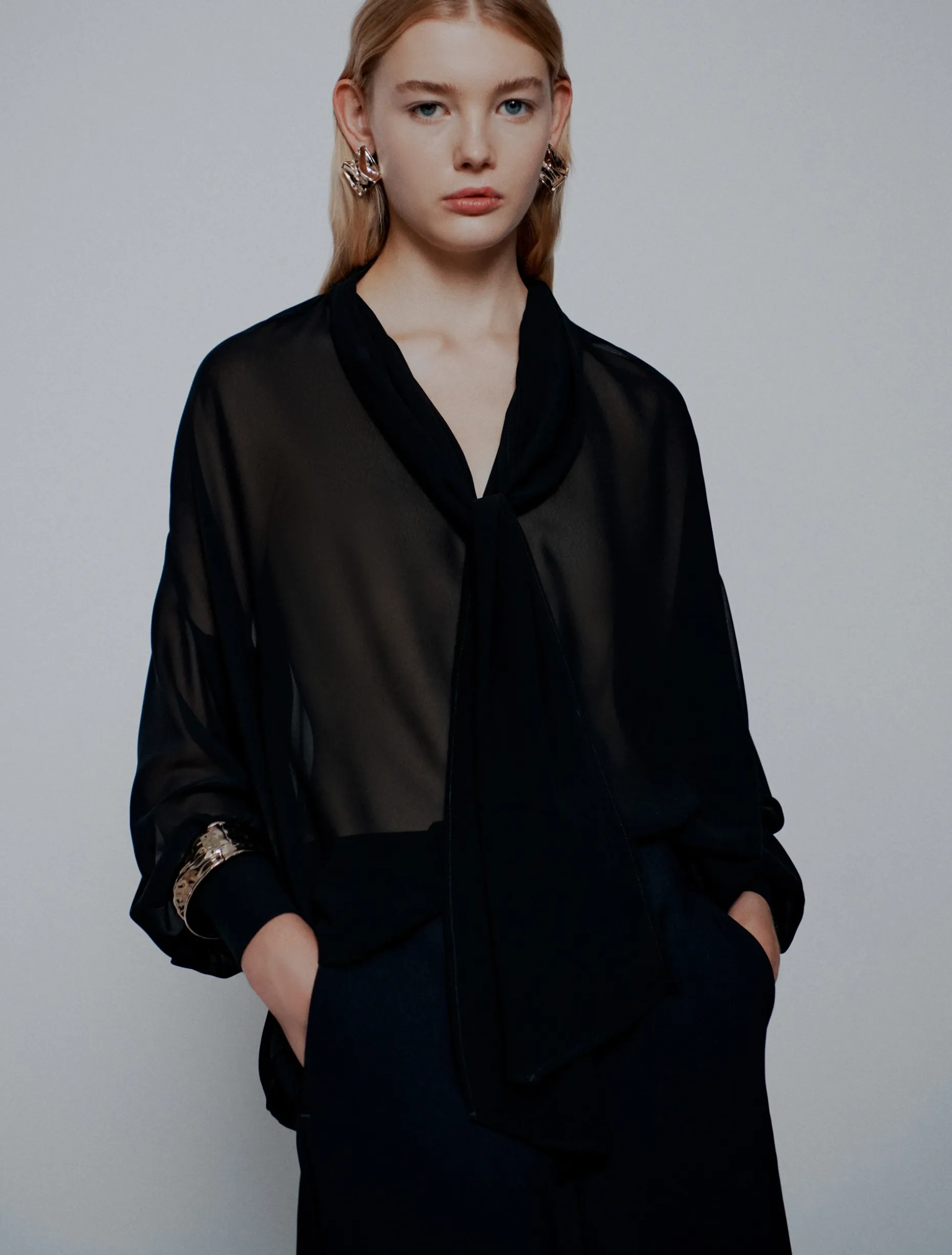 Blusa con nastro in georgette crêpe - NERO