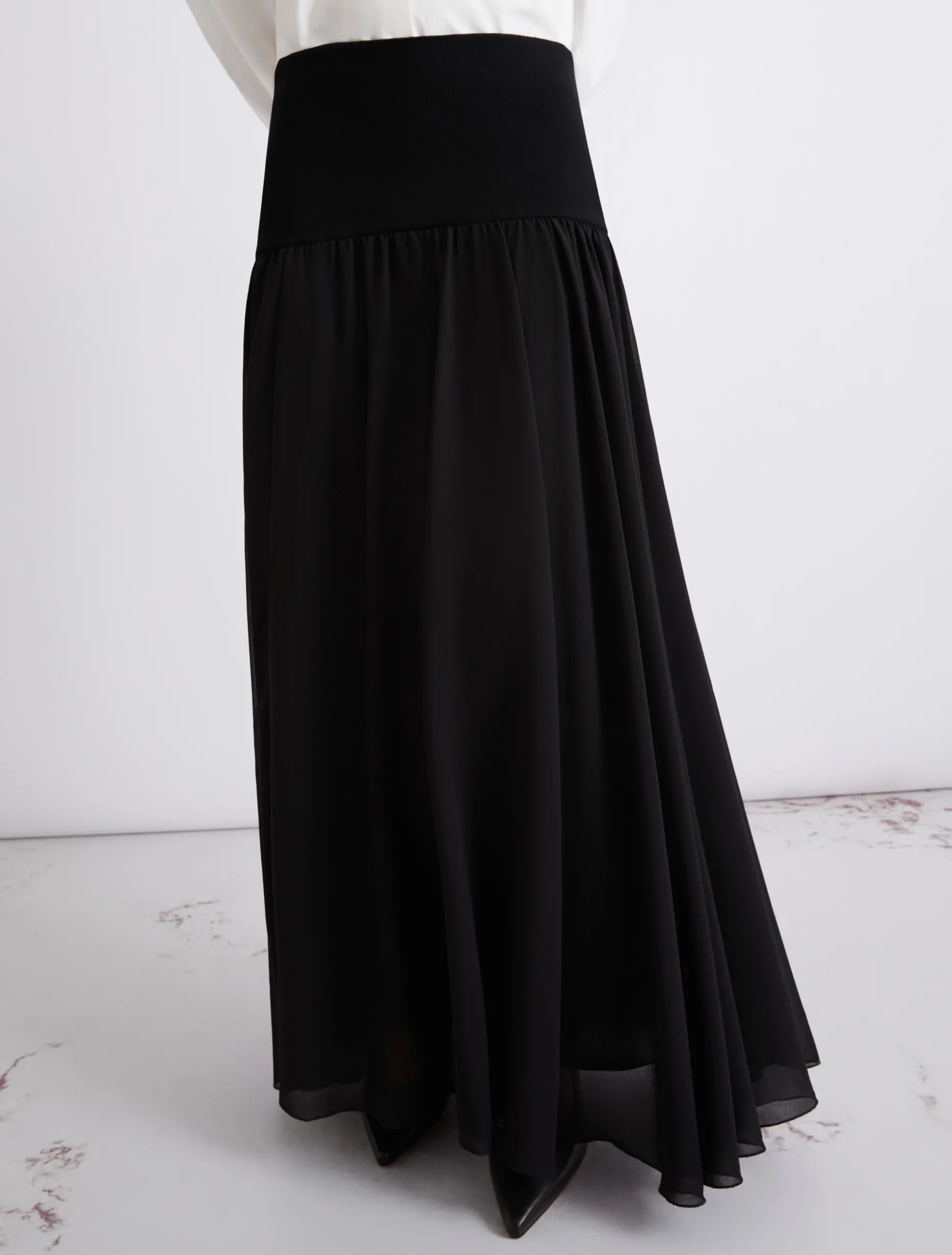 Gonna svasata in georgette - NERO