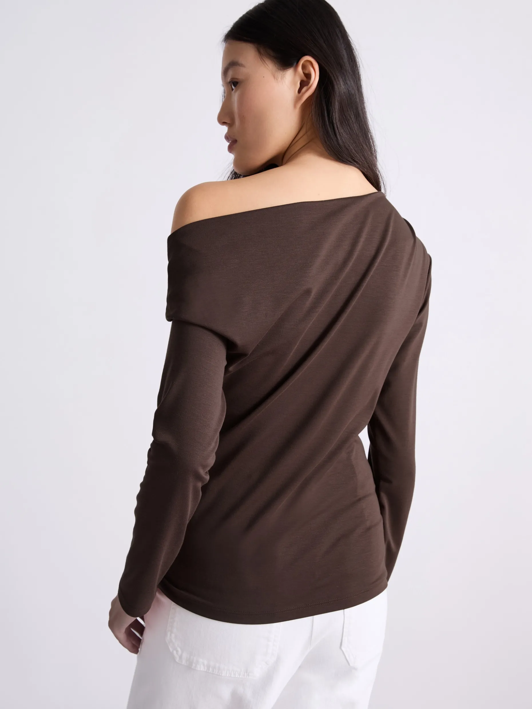 T-shirt con scollo asimmetrico - CIOCCOLATO